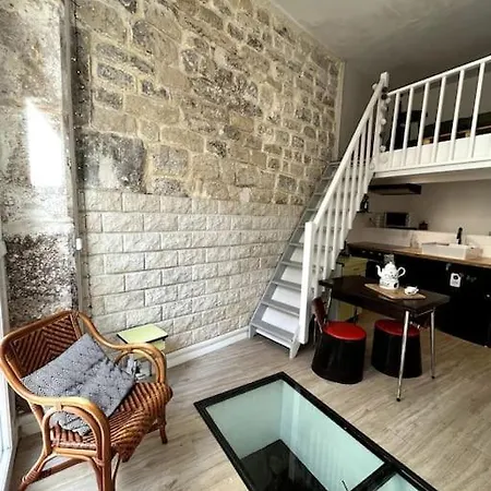 Grand Triplex Calme Avec Cour Privee Apartment Paris