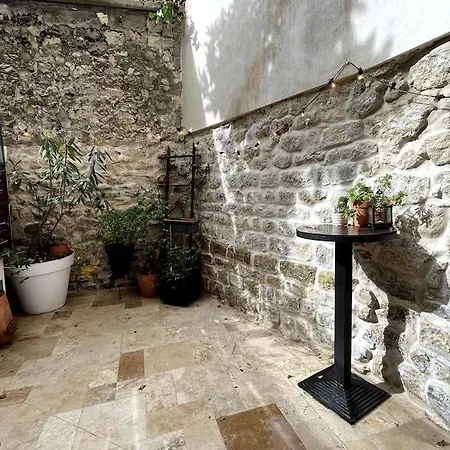 Grand Triplex Calme Avec Cour Privee Apartment